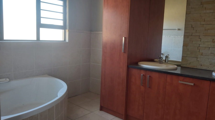 To Let 3 Bedroom Property for Rent in Hillside Free State